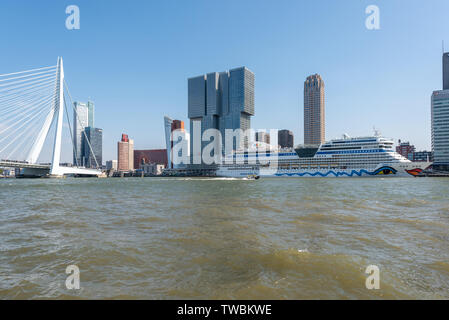 Rotterdam, Niederlande - 18 April 2019: Aidamar Kreuzfahrtschiff von AIDA Cruises Die deutsche Firma stationning am Cruise Terminal neben der Nieuwe Maas gegen einen klaren blauen Himmel. Stockfoto