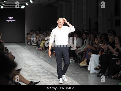 Mailand, Italien - Juni 17: Miguel Vieira auf Laufsteg nach fashion show in Mailand auf der Men's Fashion Week am 17. Juni 2019 in Mailand. Stockfoto