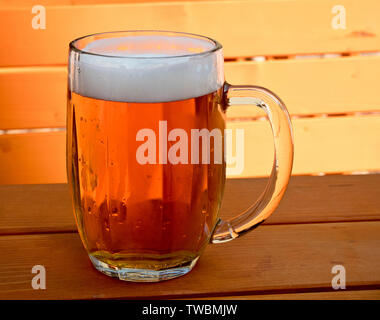 Bier auf dem Schreibtisch in einem Garten Restaurant Stockfoto
