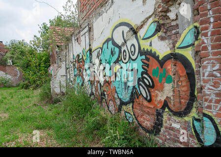 Doel, Belgien, 10. Juni 2019, eine Wand voller Graffiti in einem verlassenen Dorf in der Nähe des Kernkraftwerks Stockfoto