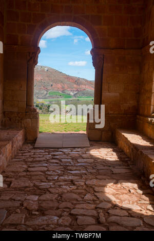 Atrium. Santa Maria de Tiermes Kirche, Tiermes, Provinz Soria, Castilla Leon, Spanien. Stockfoto