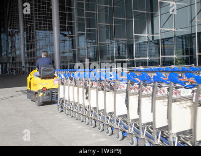 Mann fahren Fahrzeug sammeln Wagen am Flughafen von Malaga, Spanien Stockfoto