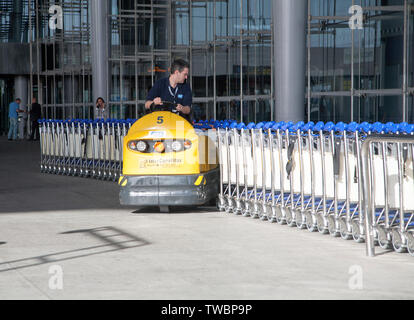 Mann fahren Fahrzeug sammeln Wagen am Flughafen von Malaga, Spanien Stockfoto