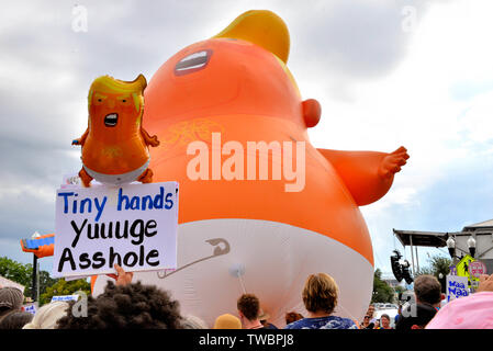 Orlando. Florida USA. Juni 18, 2019 Präsident Trumpf startete seine Kampagne zur Wiederwahl 2020 mit einer Kundgebung in der Orlando Arena. Außerhalb Zähler Demonstrationen und ein paar Verhaftungen wurden vorgenommen. Foto Julian Porree/Alamy leben Nachrichten Stockfoto