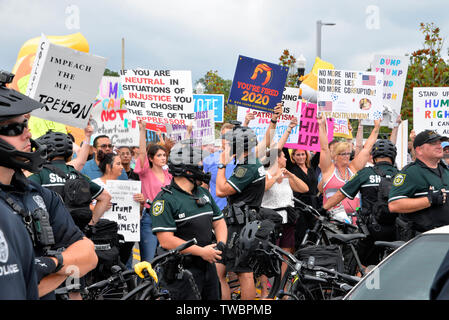 Orlando. Florida USA. Juni 18, 2019 Präsident Trumpf startete seine Kampagne zur Wiederwahl 2020 mit einer Kundgebung in der Orlando Arena. Außerhalb Zähler Demonstrationen und ein paar Verhaftungen wurden vorgenommen. Foto Julian Porree/Alamy leben Nachrichten Stockfoto