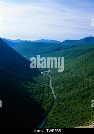 Crawford Notch vom Mount Willard in den White Mountains, New Hampshire. Mount Willey können auf der rechten Seite gesehen werden. Die Route der alten Maine Central Rai Stockfoto