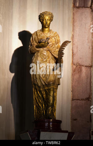 Statue des Hl. Agnes mit die Palme des Martyriums von Nicolas Cordier (1605) - Basilica di Sant'Agnese fuori le Mura (Sankt Agnes vor den Mauern) - Rom Stockfoto