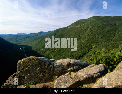 Crawford Notch vom Mount Willard in den White Mountains, New Hampshire. Mount Willey können auf der rechten Seite gesehen werden. Die Route der alten Maine Central Rai Stockfoto