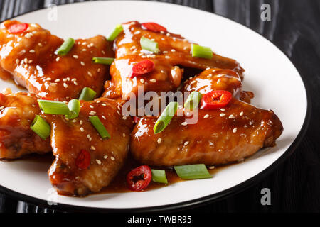 Gebackene spicy Chicken Wings mit Teriyaki-sauce close-up auf einem Teller auf den Tisch. Horizontale Stockfoto