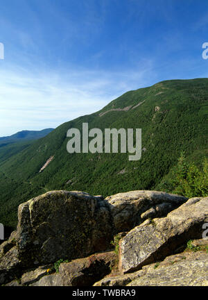 Crawford Notch vom Mount Willard in den White Mountains, New Hampshire. Mount Willey können auf der rechten Seite gesehen werden. Die Route der alten Maine Central Rai Stockfoto