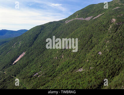 Crawford Notch vom Mount Willard in den White Mountains, New Hampshire. Mount Willey können auf der rechten Seite gesehen werden. Die Route der alten Maine Central Rai Stockfoto