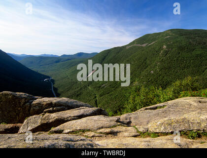 Crawford Notch vom Mount Willard in den White Mountains, New Hampshire. Mount Willey können auf der rechten Seite gesehen werden. Die Route der alten Maine Central Rai Stockfoto