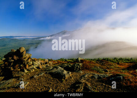 Szenische Ansicht vom entlang der Appalachian Trail (Crawford Pfad) in der Nähe von Mount Pierce in der Presidential Range auf die White Mountains, New Hampshire. Stockfoto