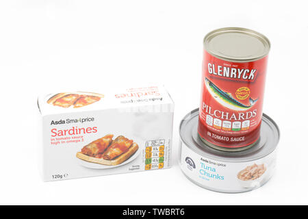 Eine Auswahl von fischkonserven von Asda Supermarkt, von links, Smart Preis Sardinen, Smart Preis: Echter Bonito und Glenryck pilchards. Fotografiert. Stockfoto