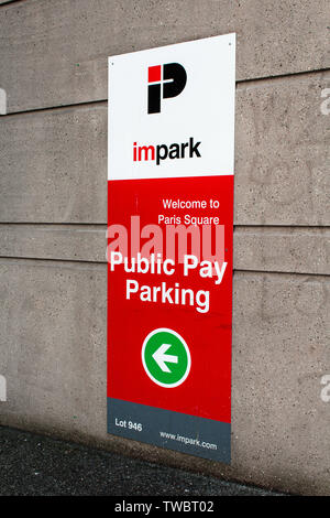 Impark Zeichen für öffentliche Parkplätze Stockfoto