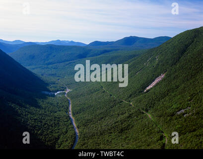 Crawford Notch vom Mount Willard in den White Mountains, New Hampshire. Mount Willey können auf der rechten Seite gesehen werden. Die Route der alten Maine Central Rai Stockfoto