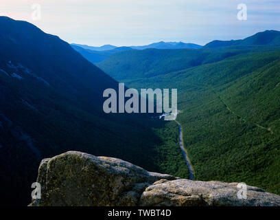 Crawford Notch vom Mount Willard in den White Mountains, New Hampshire. Mount Willey können auf der rechten Seite gesehen werden. Die Route der alten Maine Central Rai Stockfoto