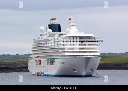 Das Kreuzfahrtschiff Crystal Serenity off verankert Stornoway, Isle of Lewis, Western Isles, Äußere Hebriden, Schottland, Vereinigtes Königreich Stockfoto