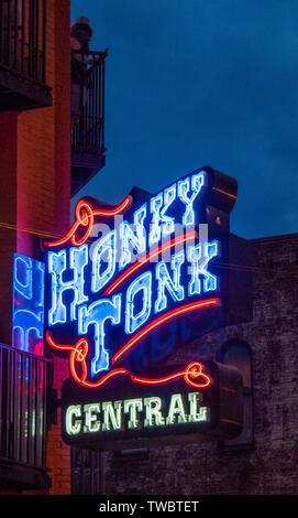 Restaurant Bar und Konzerthalle Honky Tonk Zentrale Neonschild beleuchtet in der Nacht im Broadway in Nashville Tennessee USA. Stockfoto