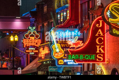 Restaurants Bars und Konzerthallen Leuchtreklamen beleuchtet in der Nacht im Broadway in Nashville Tennessee USA. Stockfoto