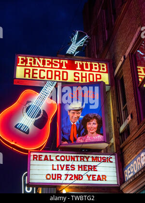 Iconic store Ernest Tubb Record Shop Neonschild beleuchtet in der Nacht im Broadway in Nashville Tennessee USA. Stockfoto