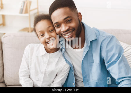Afro Vater unter Selfie mit Tochter, die Erfassung der Momente Stockfoto
