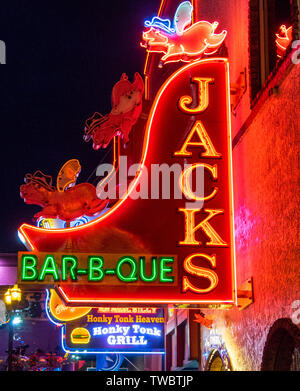 Restaurant Bar und Konzerthalle Jacks Bar-B-Que Leuchtreklame bei Nacht im Broadway in Nashville Tennessee USA beleuchtet. Stockfoto