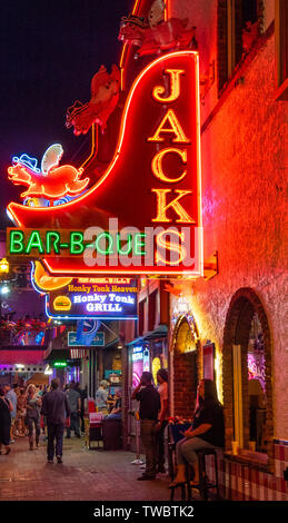 Restaurant Bar und Konzerthalle Jacks Bar-B-Que Leuchtreklame bei Nacht im Broadway in Nashville Tennessee USA beleuchtet. Stockfoto