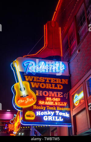 Restaurant Bar und Konzerthalle Robert der westlichen Welt Neonschild beleuchtet in der Nacht im Broadway in Nashville Tennessee USA. Stockfoto