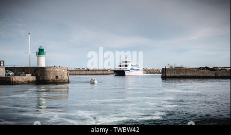 Ile d Yeu, Frankreich - 16. September 2018: Die Fähre, die den Hafen der Insel von Yeu, wo Reisende sitzen die Show auf einem Sommer zu bewundern gibt d Stockfoto