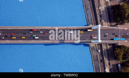 Von oben nach unten Luftbild-Datenverkehr auf der Elisabeth Brücke, Budapest, Ungarn. Stockfoto