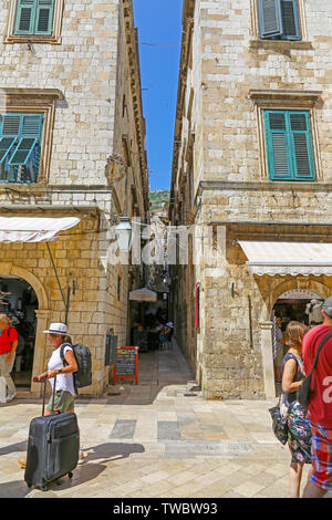 Einer der vielen engen Seitenstraßen der Stradum oder die Hauptstraße in der Altstadt von Dubrovnik, Kroatien Stockfoto