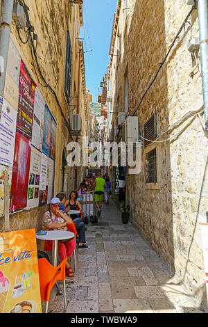 Einer der vielen engen Seitenstraßen der Stradum oder die Hauptstraße in der Altstadt von Dubrovnik, Kroatien Stockfoto