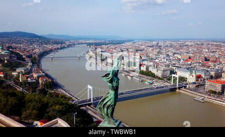 Luftbild von der Freiheitsstatue von Budapest, Ungarn, mit einer allgemeinen Ansicht der Stadt während des frühen Morgenlichts. Stockfoto