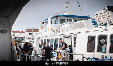 Ile d Yeu, Frankreich - 16. September 2018: Die Fähre, die den Hafen der Insel von Yeu, wo Reisende sitzen die Show auf einem Sommer zu bewundern gibt d Stockfoto