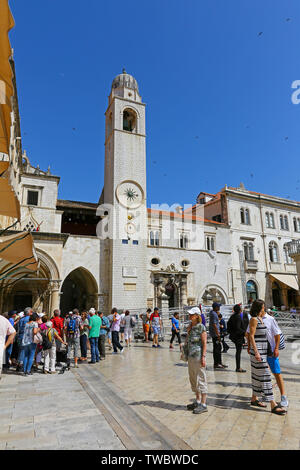 Der Uhrturm, Gradski zvinik, am Ende des Stradun auf dem Platz der Loggia im historischen Stadtzentrum von Dubrovnik, Kroatien Stockfoto