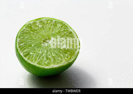 Kalk auf einen weißen Hintergrund Nahaufnahme Stockfoto