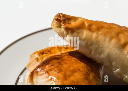 Spanakopita in der Form eines Dreiecks auf einer Platte Stockfoto