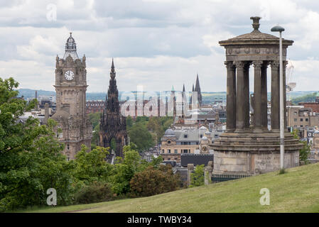 Von Edinburgh Princes Street und die Skyline der Stadt, von Calton Hill genommen Stockfoto