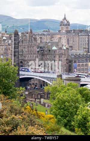 Die Aussicht von Calton Hill in Richtung Edinburgh's North Bridge und St. Giles Kathedrale suchen Stockfoto