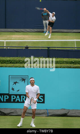 London, Großbritannien. Juni, 2019 19. ANDY MURRAY Praktiken hinter Feliciano L-Pez von Spanien wer spielt seine erste Runde singles in Tag 3 des Fever-Tree Tennis Meisterschaften 2019 im Queen's Club, London, England Match am 18. Juni 2019. Foto von Andy Rowland. Credit: PRiME Media Images/Alamy leben Nachrichten Stockfoto