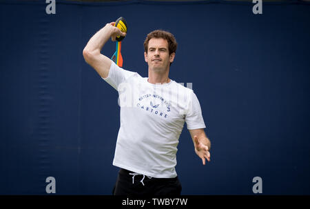 London, Großbritannien. Juni, 2019 19. Andy Murray Praxis in Tag 3 des Fever-Tree Tennis Meisterschaften 2019 im Queen's Club, London, England am 18. Juni 2019. Foto von Andy Rowland. Credit: PRiME Media Images/Alamy leben Nachrichten Stockfoto