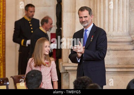 König Felipe VI. von Spanien und Krone Prinzessin Leonor nehmen an der Einführung von Dekorationen der Zivilen Merit Order im Royal Palace in Madrid. Stockfoto