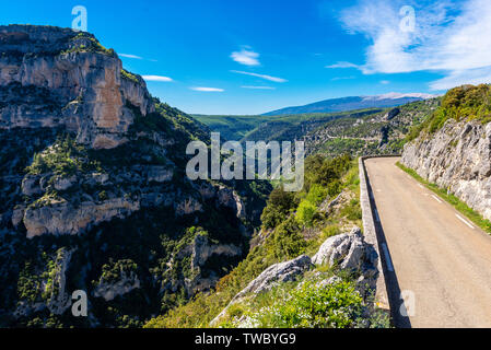 Eine Straße führt entlang der Gorges de la Nesque, an der Seite des Canyon festhalten. Stockfoto