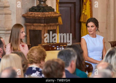 Queen Letizia von Spanien, Krone Prinzessin Leonor und Prinzessin Sofia nehmen an der Einführung von Dekorationen der Zivilen Merit Order im Royal Palace in Madrid. Stockfoto