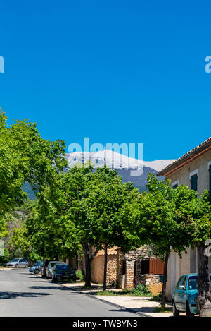 Blick auf den Mont Ventoux aus den umliegenden Dörfern Stockfoto