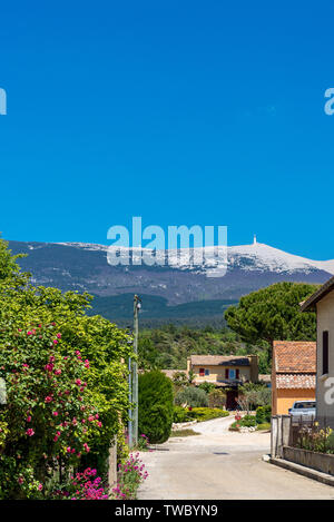 Blick auf den Mont Ventoux aus den umliegenden Dörfern Stockfoto