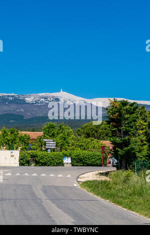 Blick auf den Mont Ventoux aus den umliegenden Dörfern Stockfoto