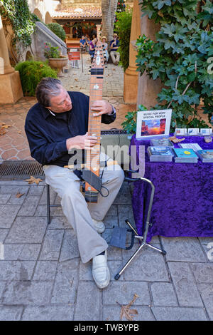 Sedona, AZ - 22. November 2017: Michael Kollwitz spielt den Chapman Stick Shopper zu unterhalten und seine CDs an der Tlaquepaque Kunst & Shopping Vil verkaufen Stockfoto