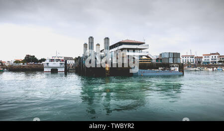 Port Joinville, Frankreich - 18 September, 2018: Blick von der Fähre auf der Insel von Yeu, die den Transport von Waren und Personen zwischen den ist Stockfoto